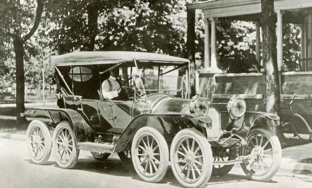 Picture of an old eight-wheeled car.