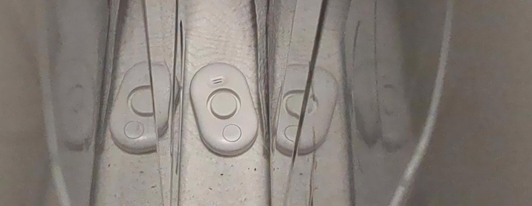 Leak detector between machines