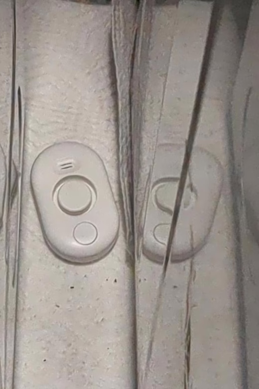 Leak detector between machines