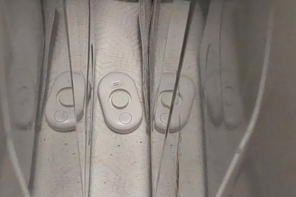 Leak detector between machines